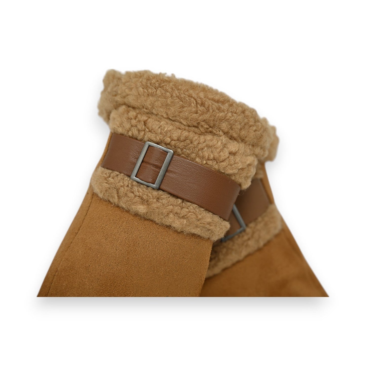 Handschuh aus braunem Wildlederimitat mit Plüschfutter und Lederriemen, Detailansicht der Manschette und Verschluss