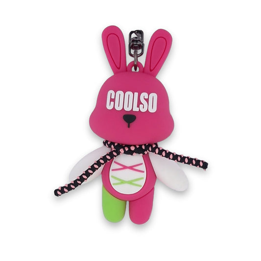 Cooler Kaninchen-Schlüsselanhänger in Neonpink und Grün mit 'COOLSO'-Schriftzug, gepunktetem Schal und Reißverschluss