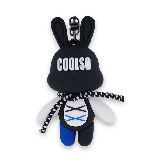 Süßer schwarzer Kaninchen-Schlüsselanhänger mit 'COOLSO' Aufschrift, weißem Bauch, blauen Details und gemusterter Schleife