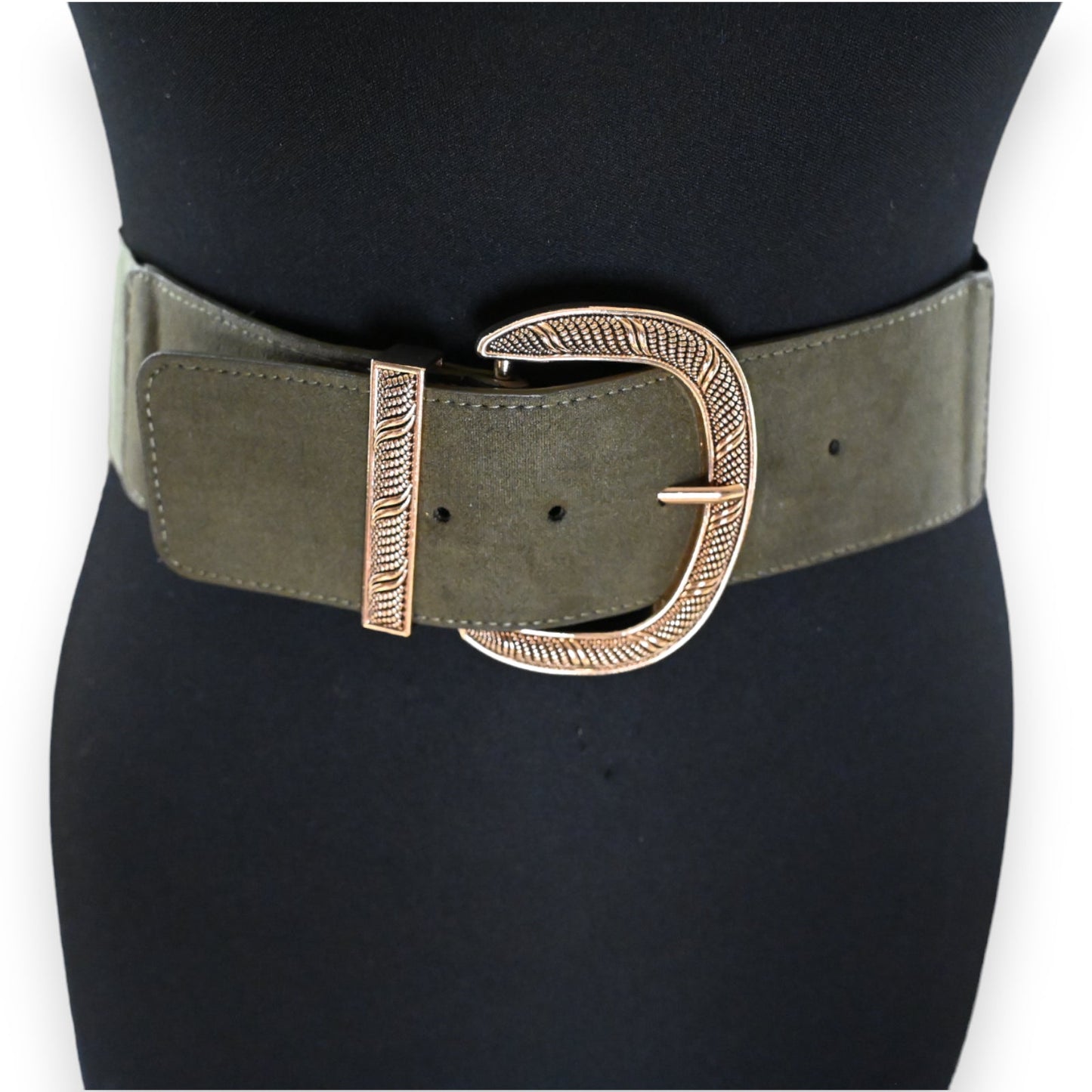 Breiter khakifarbener Damengürtel mit goldener Schnalle auf schwarzem Hintergrund, elegantes Accessoire