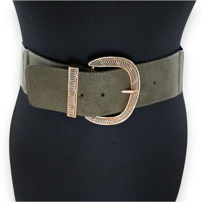 Breiter khakifarbener Damengürtel mit goldener Schnalle auf schwarzem Hintergrund, elegantes Accessoire