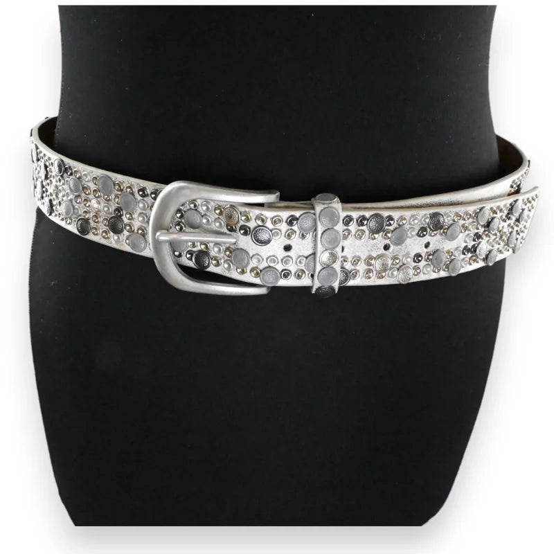 Silberner Damengürtel mit Nieten und Metallschnalle an schwarzer Schaufensterpuppe