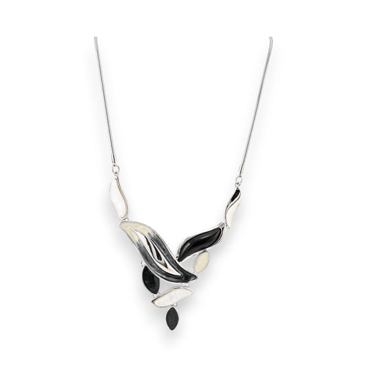 Elegantes Designer-Collier mit geschwungenen schwarz-weißen Elementen und Medaillon-Anhänger an silberner Kette
