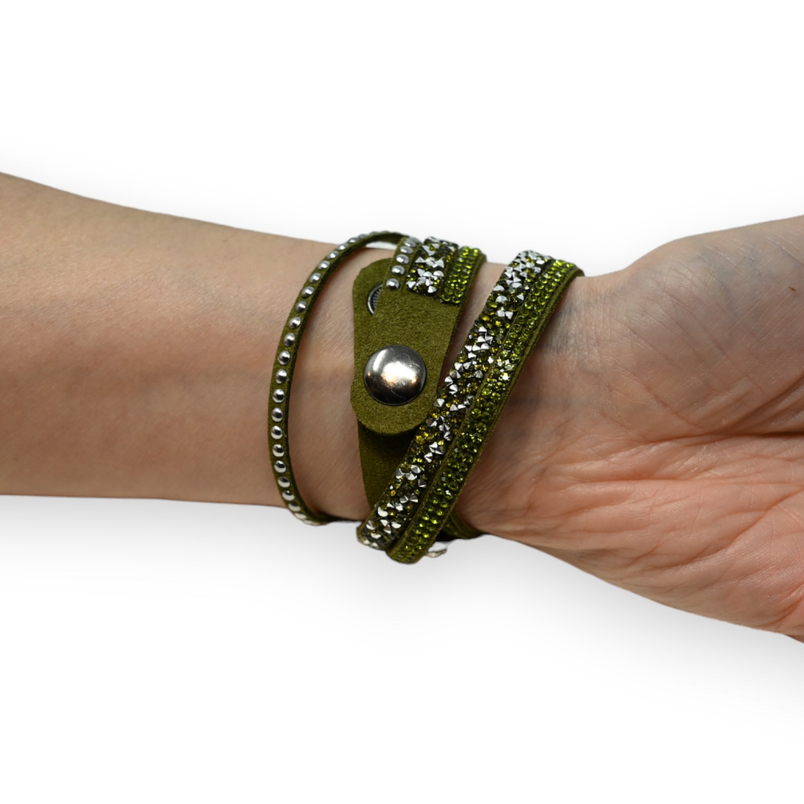 Grünes Lederarmband mit Strass-Besatz, mehrfach um das Handgelenk gewickelt, mit silbernem Druckknopf-Verschluss