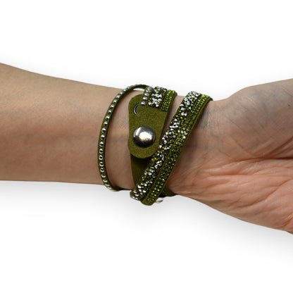 Grünes Lederarmband mit Strass-Besatz, mehrfach um das Handgelenk gewickelt, mit silbernem Druckknopf-Verschluss