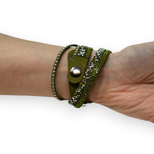 Grünes Lederarmband mit Strass-Besatz, mehrfach um das Handgelenk gewickelt, mit silbernem Druckknopf-Verschluss