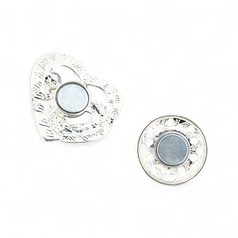 Doppeltes verschachteltes Herz in Schwarz und Weiß mit Strass - elegante magnetische Brosche