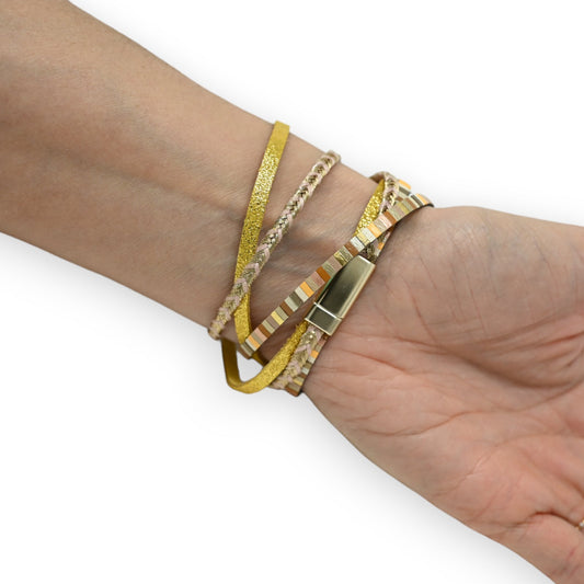 Mehrfach gewickeltes Armband aus gelbem Kunstleder mit goldfarbenen Akzenten und Magnetverschluss am Handgelenk