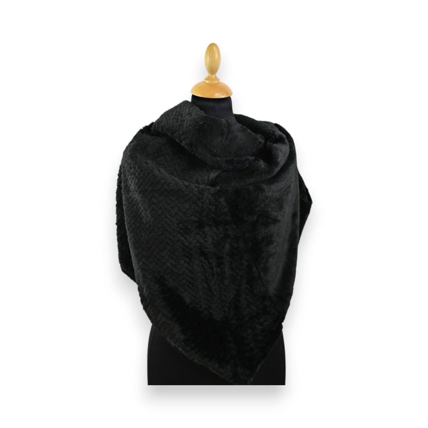 Schwarzes dreieckiges Wendehalstuch aus flauschigem Pilou-Stoff auf Kleiderbüste, elegantes Winteraccessoire
