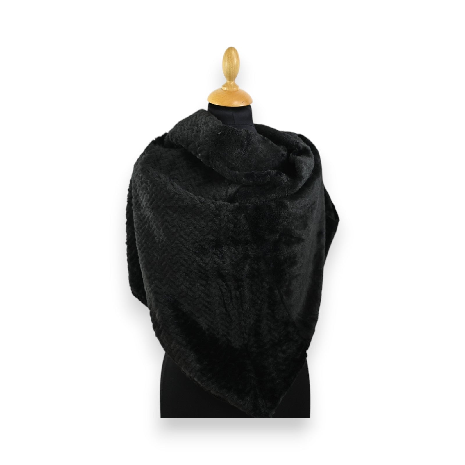Schwarzes dreieckiges Wendehalstuch aus flauschigem Pilou-Stoff auf Kleiderbüste, elegantes Winteraccessoire