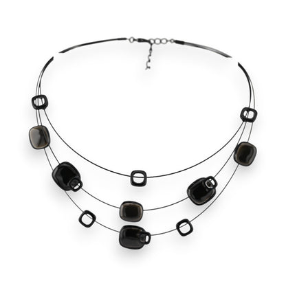 Dreireihige schwarze Halskette mit grauen und schwarzen geometrischen Anhängern, modernes Design von Ikita