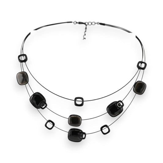 Dreireihige schwarze Halskette mit grauen und schwarzen geometrischen Anhängern, modernes Design von Ikita