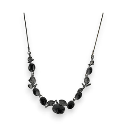 Elegante Halskette mit schwarzen Steinen und glitzernden Elementen, dunkelgraues Metall, moderner Schmuck