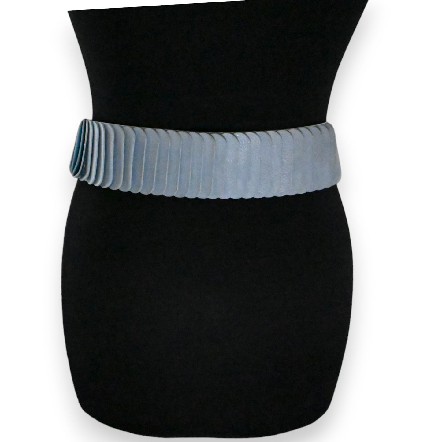 Elastischer hellblauer Akkordeon-Gürtel auf schwarzem Hintergrund, modisches Accessoire für Damen, synthetisches Material