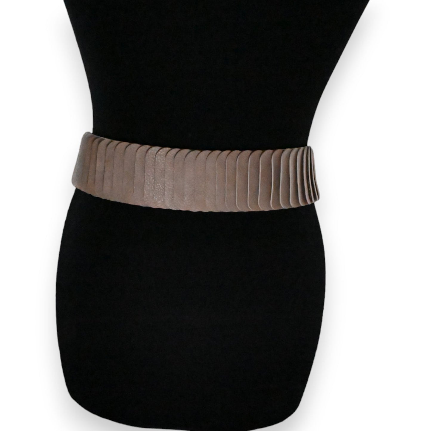 Elastischer Akkordeon-Gürtel aus Synthetik in Dunkelbraun auf schwarzem Kleid, modisches Accessoire für Damen