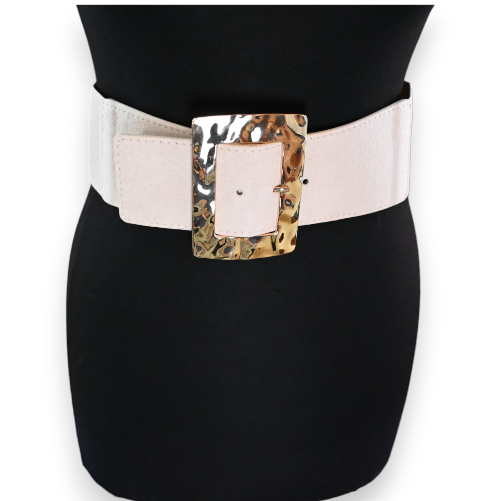 Eleganter weißer Damen-Taillengürtel mit großer goldener Schnalle auf schwarzem Hintergrund, modisches Accessoire