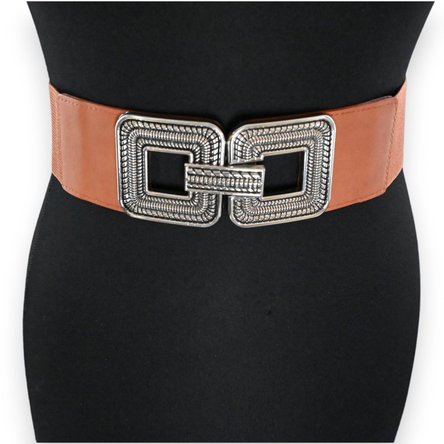 Breiter brauner Elastikgürtel mit quadratischer Silberschnalle auf schwarzem Hintergrund, Damenmode-Accessoire