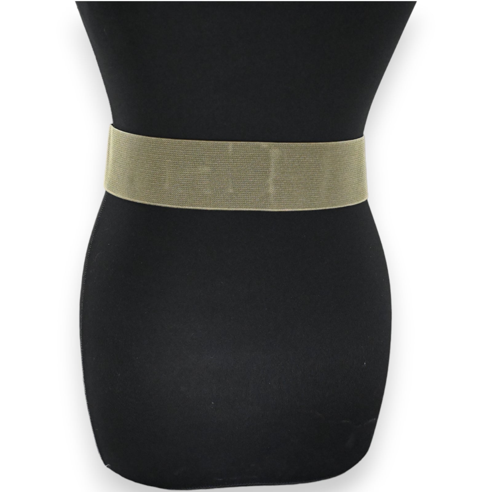 Elastischer Damengürtel in Gold auf schwarzem Kleid, breites Band mit Stretchfunktion für modische Taillendefinition