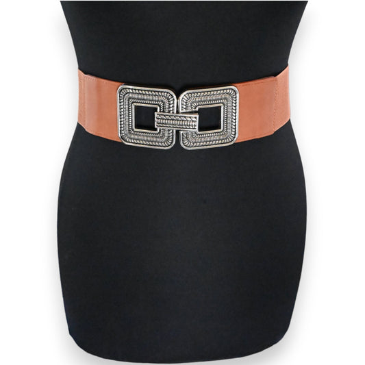 Eleganter Damen-Stretchgürtel in Kamelfarbe mit auffälliger quadratischer Metallschnalle auf schwarzem Kleid