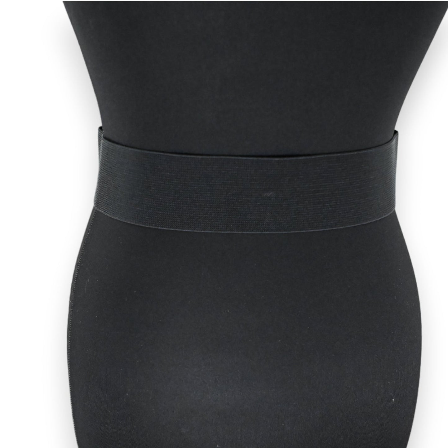 Schwarzer elastischer Damengürtel ohne Schnalle, aus Gummiband, an einem Mannequin-Torso befestigt
