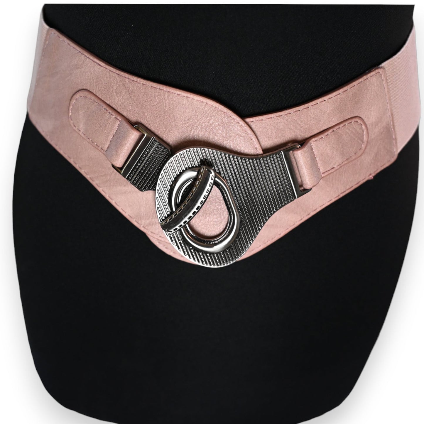 Elastischer Frauen-Fantasiegürtel in Altrosa mit silberner Schnalle auf schwarzem Hintergrund, modisches Accessoire