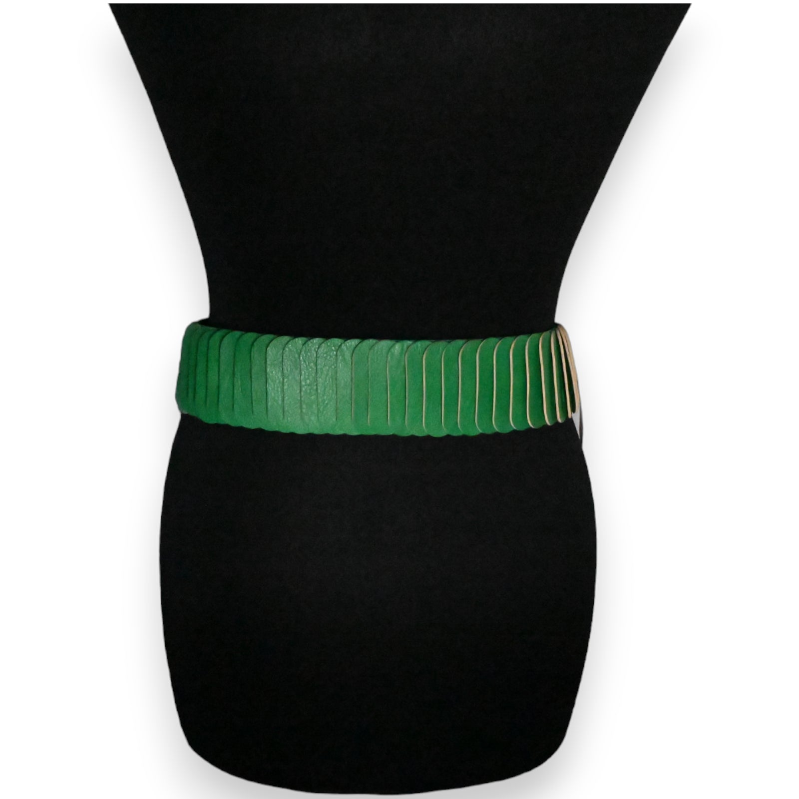 Grüner elastischer Gürtel mit Akkordeon-Muster auf schwarzem Hintergrund, stylisches Accessoire für die Taille
