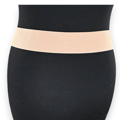Elastischer Damen-Gürtel in Beige-Gold, schmal und dehnbar, auf schwarzem Hintergrund präsentiert. Modisches Accessoire.