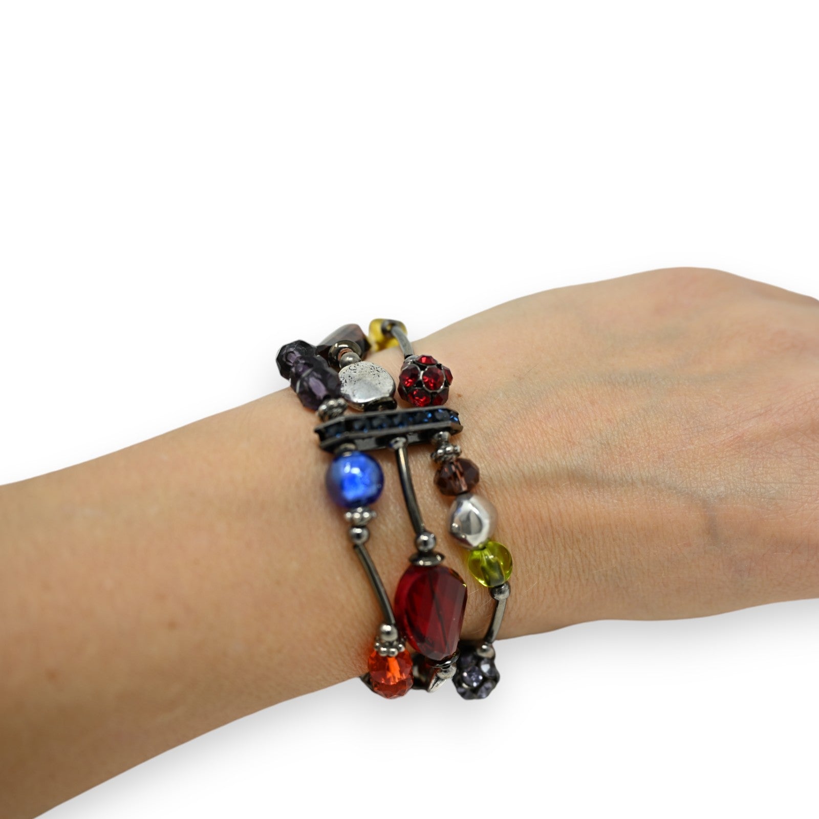 Elastisches Modeschmuck-Armband mit bunten Glasperlen und Kristallen auf einem Handgelenk, vielfarbig und stilvoll