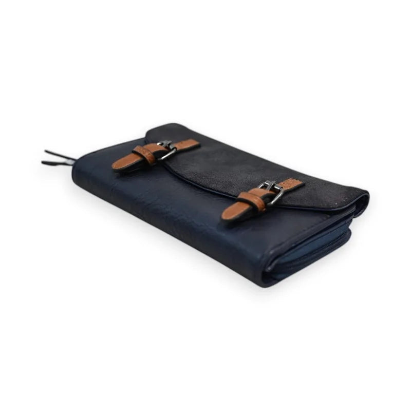 Elegante marineblaue Brieftasche mit glänzendem Überschlag und braunen Verschlüssen, Stil Mélan...