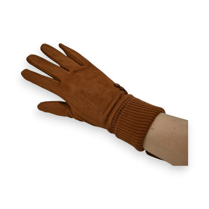 Eleganter brauner Handschuh aus Wildleder mit Strickbündchen, auf weißem Hintergrund präsentiert