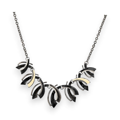 Elegante Halskette mit schwarzen Blatt-Anhängern, silbernen Akzenten und goldfarbenen Details an feiner Kette