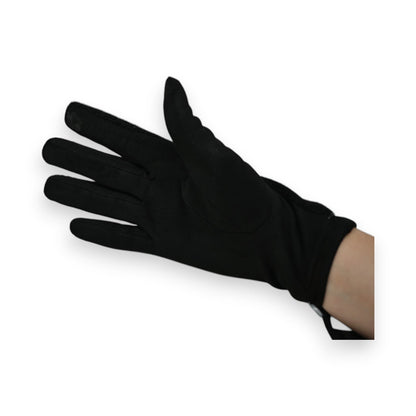 Eleganter schwarzer Handschuh auf weißem Hintergrund, Nahaufnahme zeigt Passform und Textur des Stoffes