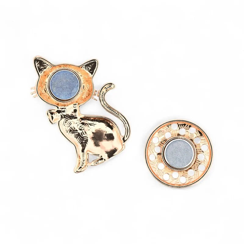 Elegante schwarze Katze mit erhobener Pfote, blauen Augen und gepunkteter Schleife - Brosche im 50er-Jahre-Stil