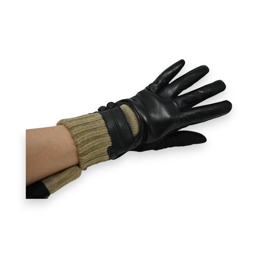 Eleganter schwarzer Lederhandschuh mit taupefarbenem Strickbündchen, am Handgelenk getragen, auf weißem Hintergrund