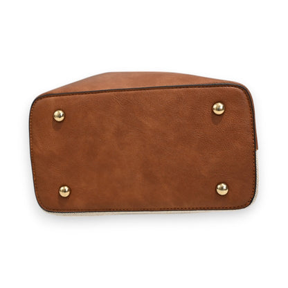 Eleganter brauner Leder-Boden einer Bucket Bag mit vier goldenen Nieten und feiner Naht, auf weißem Hintergrund
