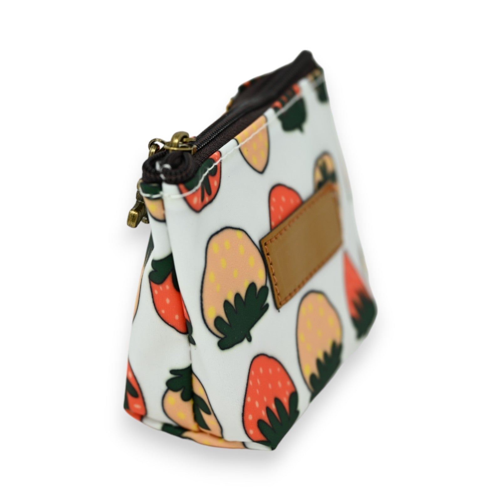 Kleine Geldbörse mit Reißverschluss und fröhlichem Erdbeermuster auf weißem Hintergrund, seitliche Ansicht
