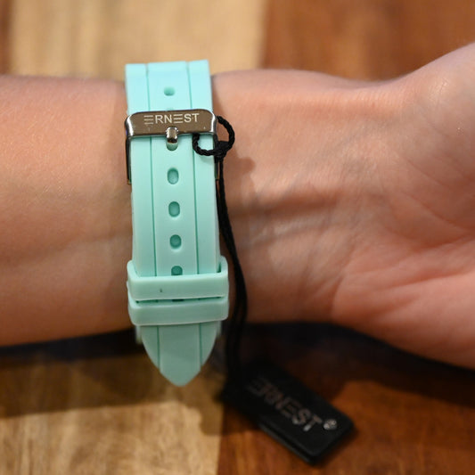 Mintgrüne Ernest Armbanduhr mit Silikonarmband am Handgelenk, Nahaufnahme der Uhr und des Markennamens
