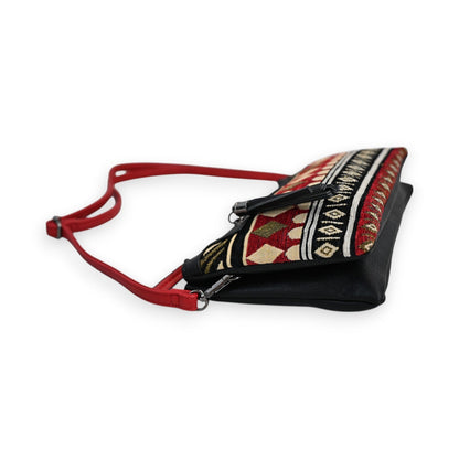 Ethnische Umhängetasche mit rotem Riemen, schwarz-rotem Tribal-Muster und schwarzem Leder, seitliche Ansicht