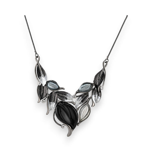 Elegante Halskette mit fantasievollen Blattmotiven in Schwarz und Grau, geschmückt mit kleinen Kristallen
