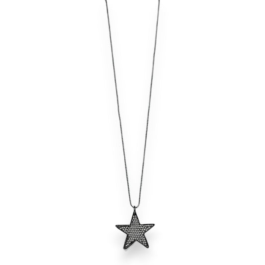 Dunkle Halskette mit Sternanhänger, besetzt mit funkelnden Strass-Steinen. Eleganter Schmuck auf weißem Hintergrund.