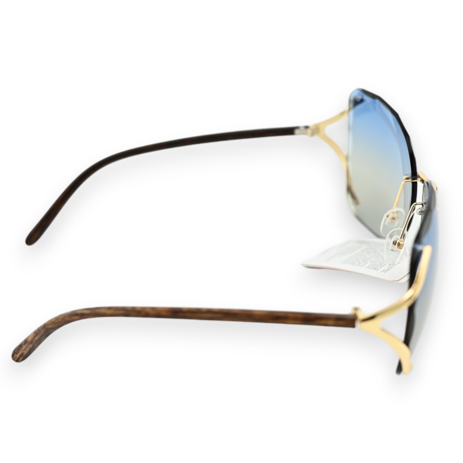 Stilvolle Sonnenbrille mit blau-grau verlaufenden Gläsern, goldenen Bügeln und dunklen Holz-Seitenteilen
