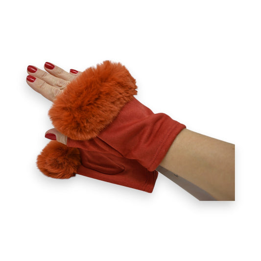 Fingerlose Handschuhe in Ziegelrot mit orangefarbenem Kunstfellbesatz, getragen an einer Hand mit roten Nägeln