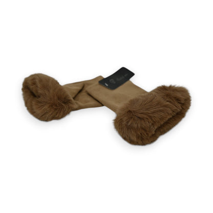 Fingerlose Handschuhe aus weichem Kunstfell in Taupe mit flauschigen Enden und schwarzem Etikett auf weißem Hintergrund