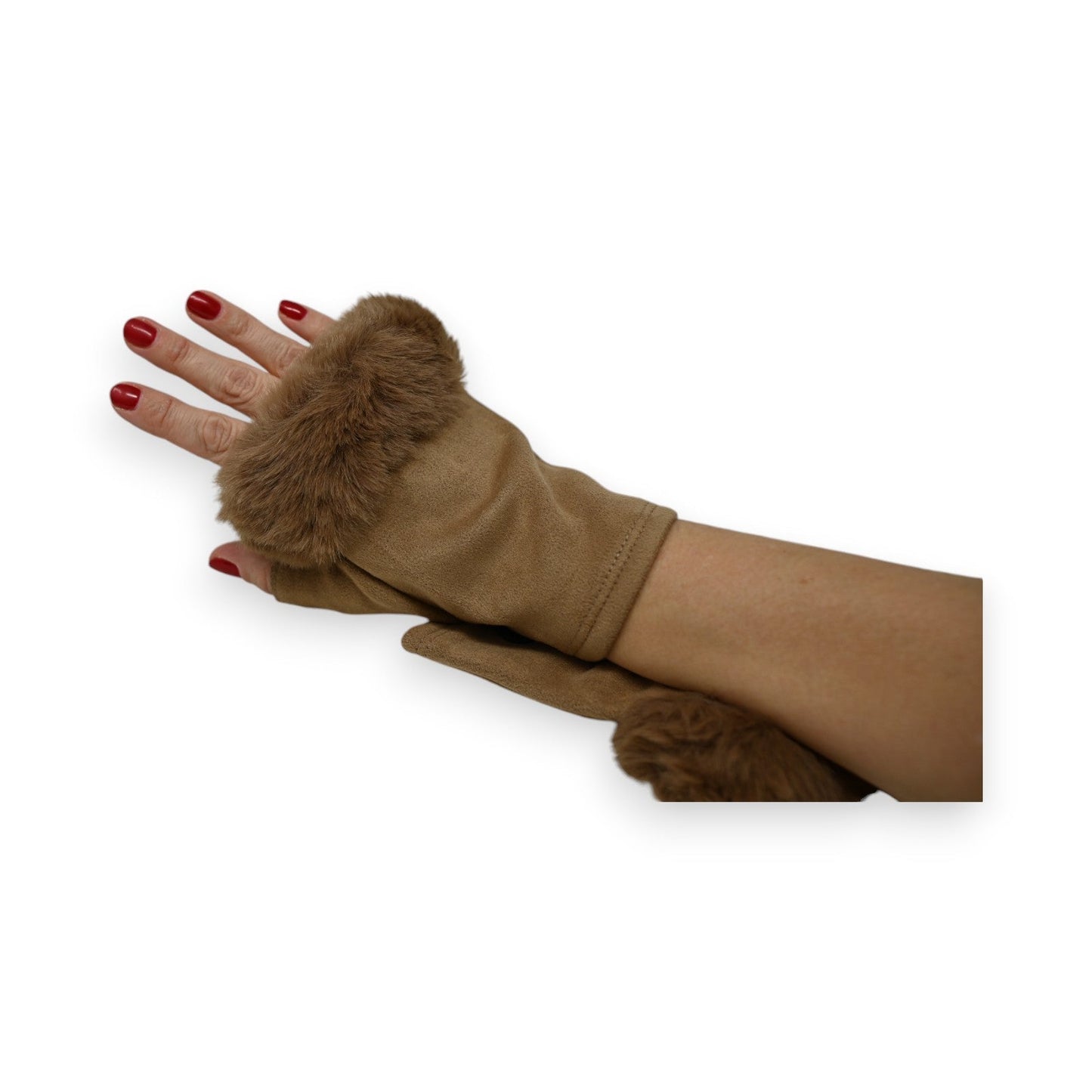 Fingerlose Handschuhe aus sanftem Taupe-Kunstfell, getragen von Hand mit roten Nägeln auf weißem Hintergrund