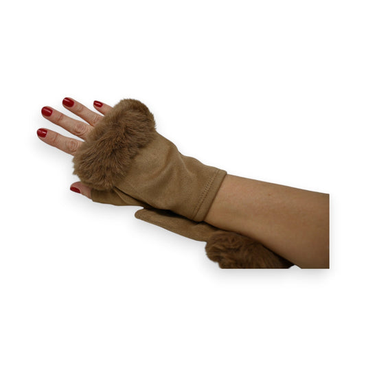 Fingerlose Handschuhe aus sanftem Taupe-Kunstfell, getragen von Hand mit roten Nägeln auf weißem Hintergrund