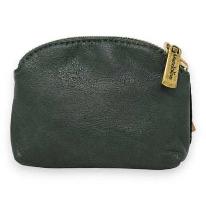 Kleine flaschengrüne Leder-Geldbörse mit Reißverschluss und goldfarbenem Mandarina Duck Anhänger