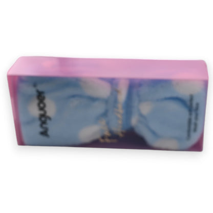 Rosa Box mit blauem Make-up-Stirnband, weiße Punkte, verschwommenes Produktbild für Frauen-Accessoire