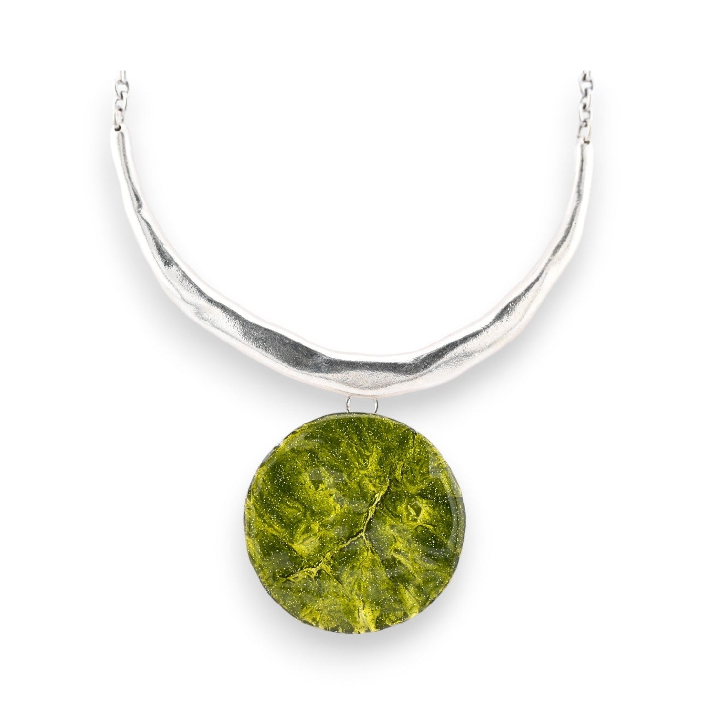 Gedrehte Silberkette mit rundem olivgrünem Medaillon-Anhänger, moderner Schmuck mit natürlichem Akzent