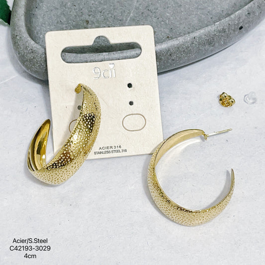 Gehämmerte goldene Edelstahl-Creolen, 4cm groß, auf Produktkarte. Hochwertiger Schmuck aus Edelstahl 316.