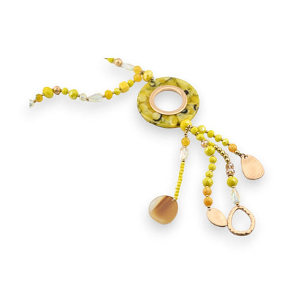 Gelbe böhmische Halskette mit rundem Anhänger, Perlen und goldenen Akzenten, Statement-Schmuck im Boho-Stil